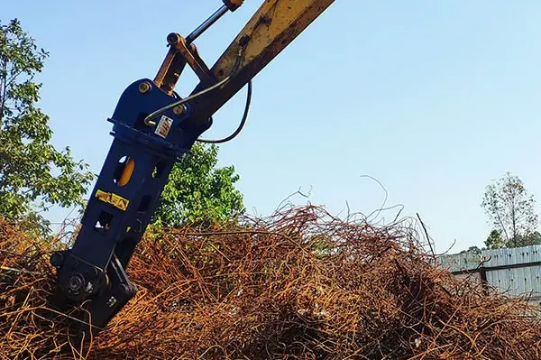 Lubrication cycle of excavator hydraulic shears